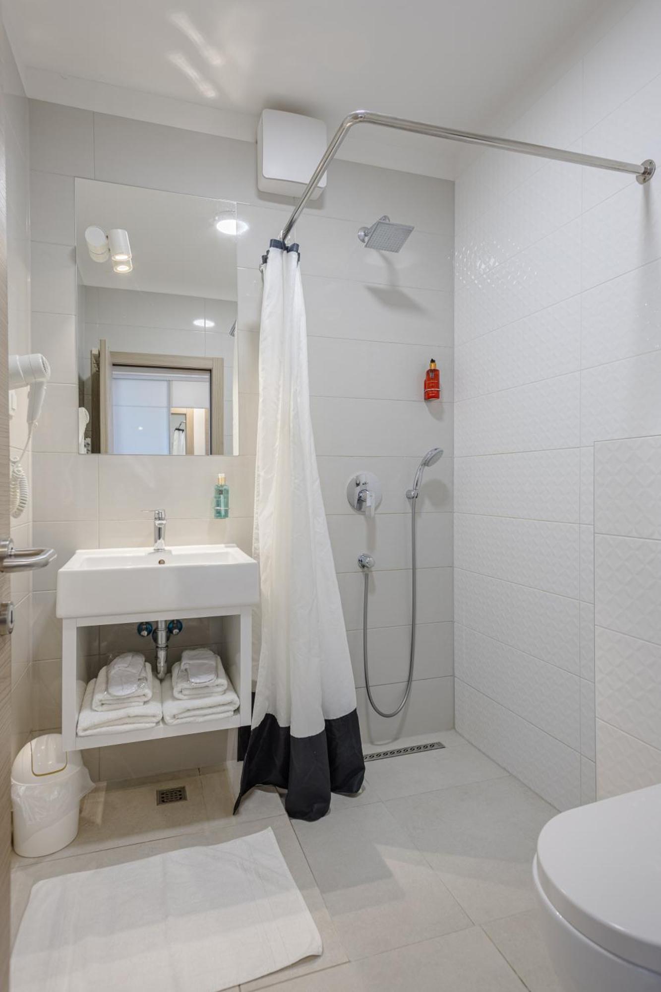 Rogac Rooms & Restaurant 오미스 외부 사진