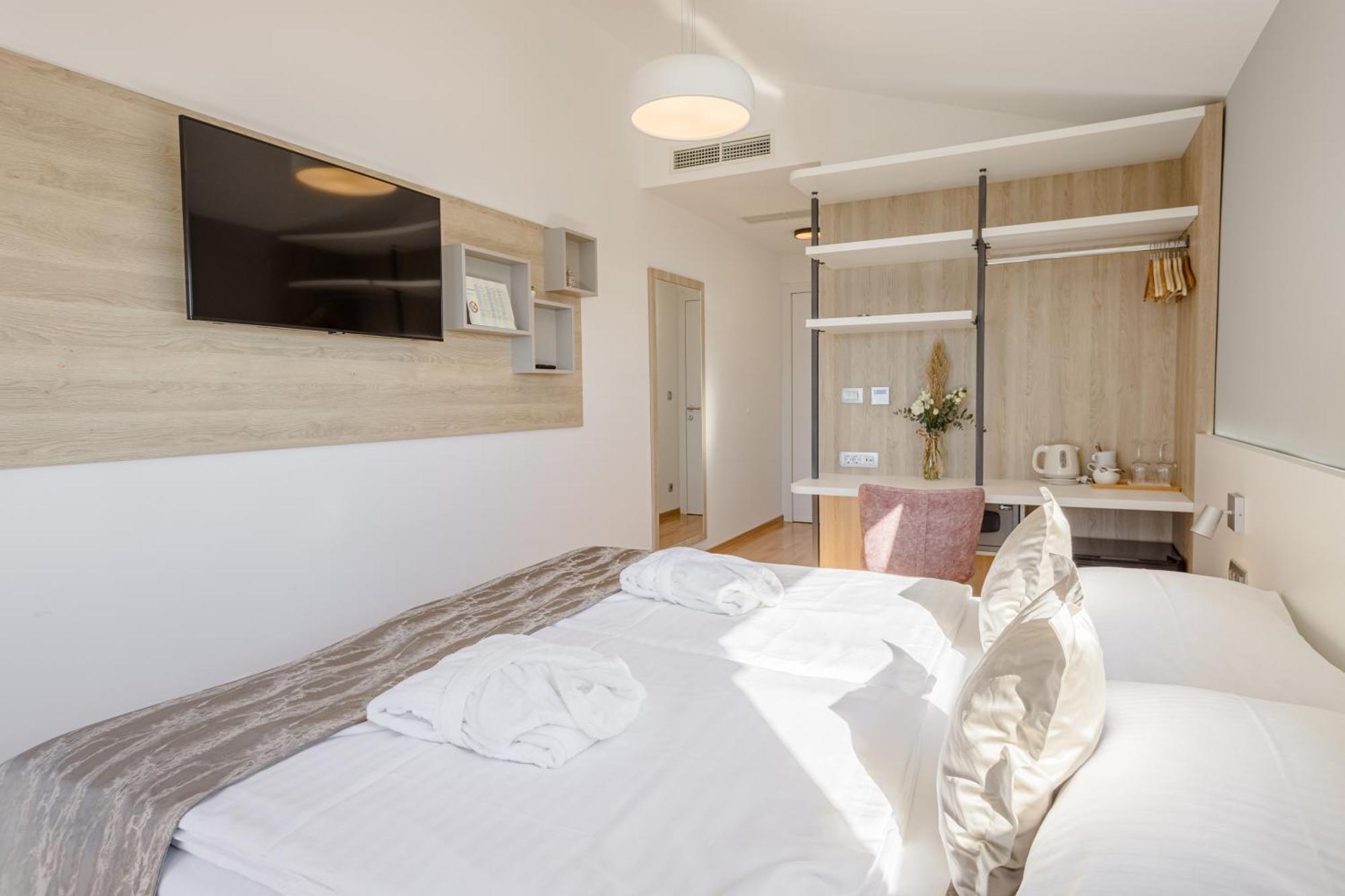 Rogac Rooms & Restaurant 오미스 외부 사진